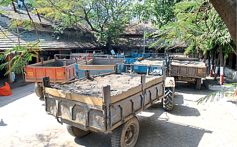 Strange magic of Jalgaon tehsil Sand tractor action 