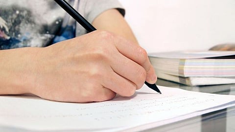 जगात 90 टक्के लोक उजव्या हातानेच का लिहितात?