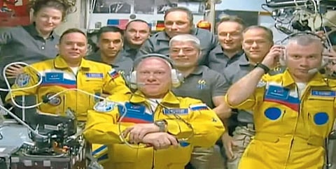 Russian astronauts wear dress color of  Ukrainian flag New York