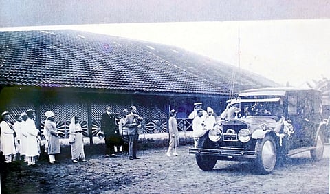 एक कार्यक्रम आटोपून आपल्या गाडीकडे परतताना बापूसाहेब महाराज.
