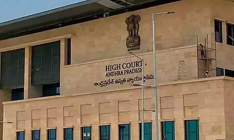 तब्बल 8 IAS अधिकाऱ्यांना हायकोर्टाकडून शिक्षा