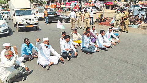 रस्‍ता रोखून धरत शेतकऱ्यांनी राज्‍य सरकारचा निषेध केला