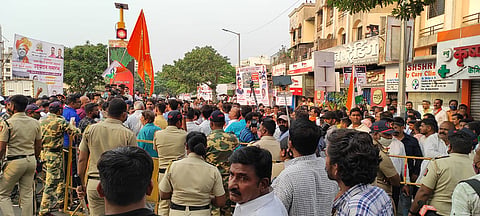 फडणवीसांच्या गाडीवर अज्ञाताने फेकली चप्पल