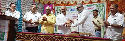 आ.प्रसाद लाड यांचे पुष्पगूच्छ देवून स्वागत करताना माजी आ.पाशा पटेल सोबत व्यासपिठावर अन्य मान्यवर