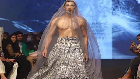 Lakme Fashion Week 2022 : पुरुषाने स्कर्ट घालून का केला Ramp Walk?