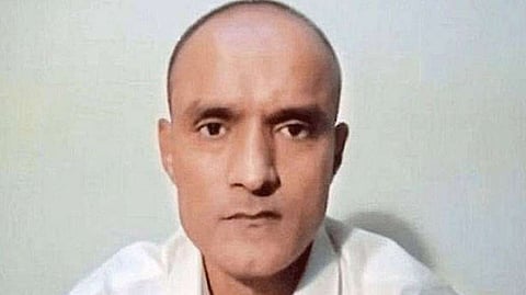 कुलभूषण जाधव यांच्यासाठी वकील नियुक्त करा; पाकने भारताला सुनावलं