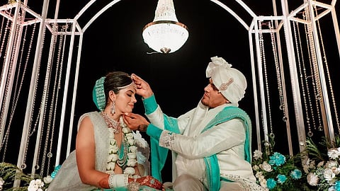 भारतीय संघाचा स्पिन गोलंदाज राहुल चहर लग्न बंधनात अडकला आहे. राहुलने  सोशल मीडियाच्या माध्यमातून काही खास फोटो शेअर केले आहेत.