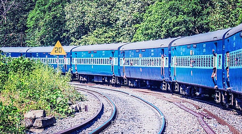 हा हॉर्न ड्रायव्हर गार्डला इंजिनचा ताबा घेण्यास संकेत देत आहे. जेव्हा एखाद्याने रेल्वेची आपत्कालीन साखळी खेचली असेल किंवा गार्डने व्हॅक्यूम ब्रेक लावला. 
