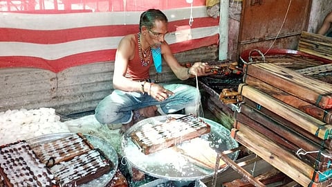 साखर गाठी तयार करण्याचे काम शहरातील कडबीमंडीतील व्यावसायिक करत आहेत. 