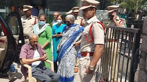 कर्मचाऱ्यांनी नजरचुकीने लावलं कुलूप; 18 तास बँकेतच अडकले आजोबा 