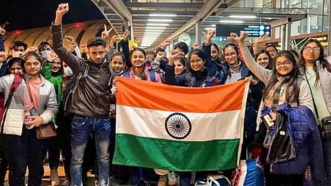 तिरंग्याचा आधार घेऊन युक्रेनमधून सुखरूप बाहेर पडलेले पाकिस्तानी विद्यार्थी 