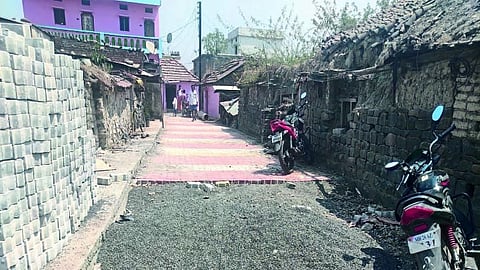 मोजपुस्तिका झाल्यावरही कामाचा सपाटा सुरूच असून प्रशासनाचे साफ दुर्लक्ष होत आहे.