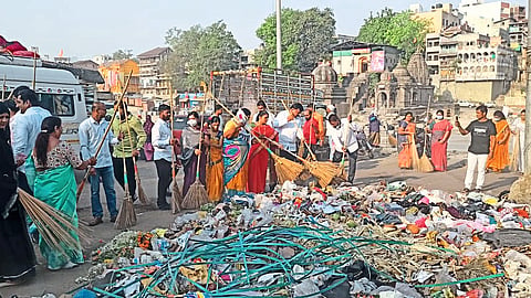 नाशिकमध्ये स्वच्छता मोहिमेत शिवसेने पाठोपाठ भाजपच्या हाती झाडू 