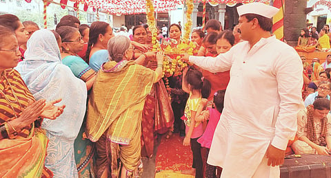  मुंढवा येथील राम मंदिरात राम जन्मासमयी रामाचा पाळणा म्हणताना महिला व ग्रामस्त