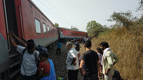 coaches of Pawan Express derailed near Lahvit in Nashik pleople injured  