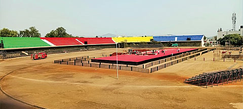 सातारा येथे होणाऱ्या महाराष्‍ट्र केसरी स्‍पर्धेसाठी माती आणि गादीचे आखाडे तयार 
