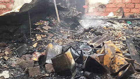 आगीत दुकान जळून खाक