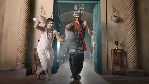 Rajpal Yadav and Kartik Aaryan in a still from Bhool Bhulaiyaa 2. 
