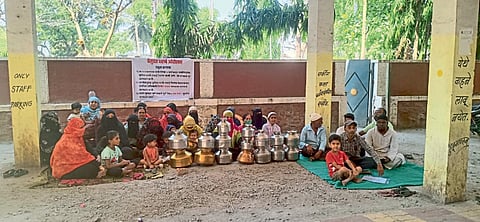 नगरपालिकेच्या ढिम्म कारभाराविरोधात शनिवारी धरणे आंदोलनास बसलेल्या महिला.
