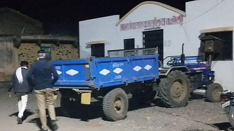Vanoli villagers grabbed the sand tractor & handover it to Police