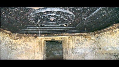 मनमाडच्या गिर्यारोहकाचा शोध; अंकाई किल्ल्यावरील गुहेत नक्षीदार छत 