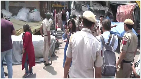 Delhi stone pelting 1