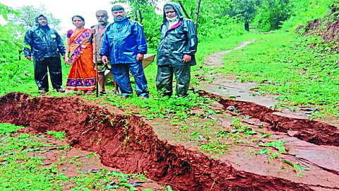 कोळकेवाडी येथे अतिवृष्टीत झालेले भूस्खलन.