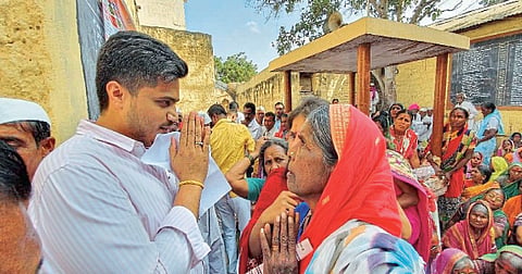 आमदार रोहित पवार यांचे महिलांनी आभार मानले.