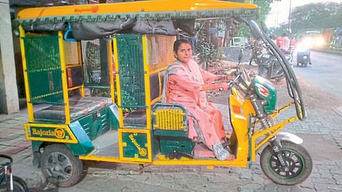 story of Manjusha Panbude after husband death struggle drive e-rickshaw for survival 