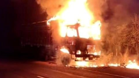 Wardha truck fire at karanja highway 