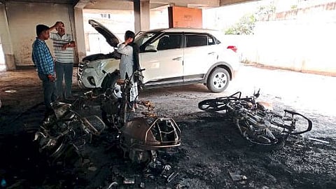 Jalgaon Ganpatinagar Vehicles fire in parking of apartment