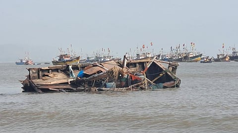 boat capsizes in Harnai port at Utambar