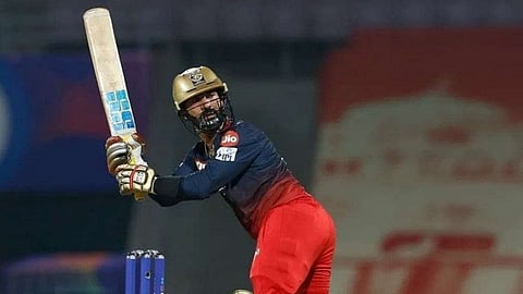 ipl 2022 unwell dinesh karthik not come out to field replaces anuj rawat Sanjay Bangar rcb