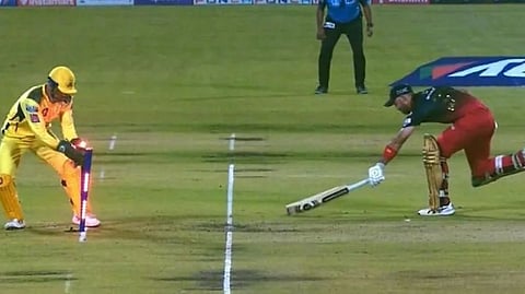 MS Dhoni Run Out Glenn Maxwell