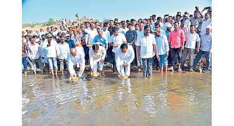 वाकुर्डे योजनेच्या बंदिस्त पाईपलाईनच्या पाण्याचे पूजन