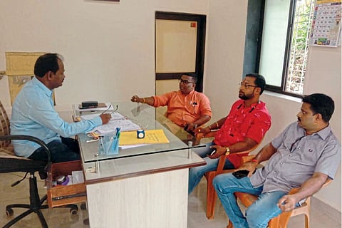  मनसे कुडाळ शिष्टमंडळाने सार्वजनिक बांधकाम विभागाच्या अधिकाऱ्यांना धारेवर धरले.