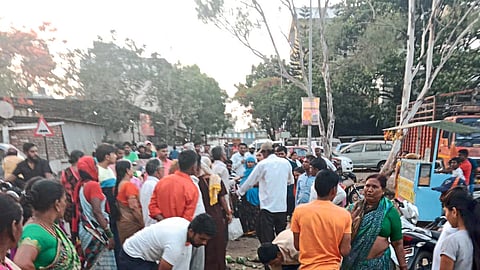 बाजारात सुरू असलेली बाचाबाची आणि शेतीमालाचे फेकाफेकी