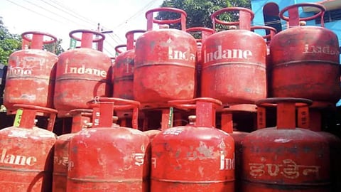 PM Ujjwala Yojana : सिलिंडर भरून घेण्याकडे लाभार्थ्यांची पाठ; जाणून घ्या कारण....