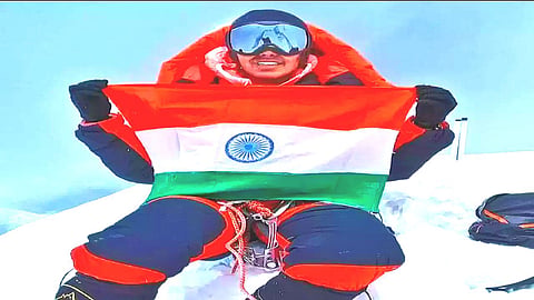 kolhapuri girl kasturi savekar successfully summits mount everest kolhapur 
