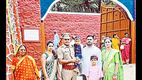 तोंडापूर : सचिन आहेर महाराष्ट्र पोलिस अकादमीचे प्रशिक्षण पूर्ण झाल्यावर आई, भाऊ, वाहिनी व पत्नीसोबत दीक्षांत समारंभाला हजर असताना