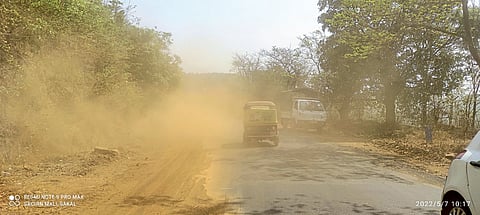 राष्ट्रीय महामार्गावरील प्रवास धुळीतच