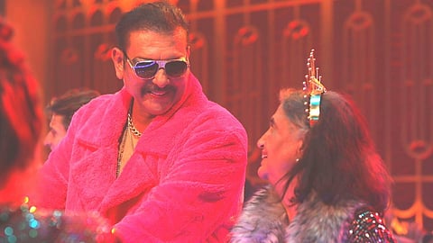 Ravi Shastri Share Photo On Twitter Wearing Unique Cloths 