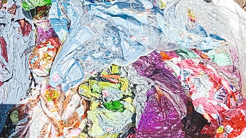 नाशिक : बाजारपेठेत दैनंदिन कामातून निघालेला प्लास्टिक पिशव्यांचा कचरा 
