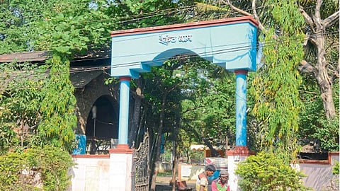  स्मशानभूमीं