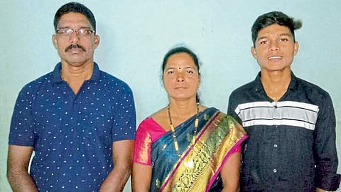 आई, वडील व मुलगा एकाच वेळी बारावीची परीक्षा उत्तीर्ण झाले आहेत. 