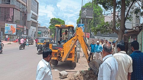 JCB on encroachment for Asara parallel flyover