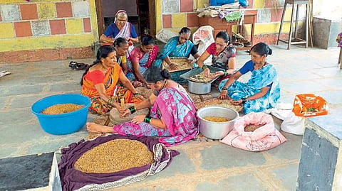  बचतगटाचा माल आखातात