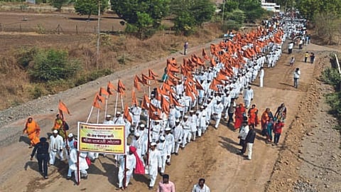 ‘श्रीं’च्या पालखी दिंडीत सहभागी झालेले वारकरी.