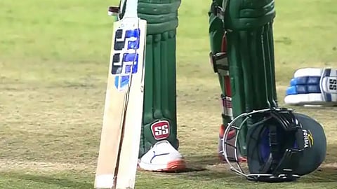 Avesh Khan breaks Rassie van der Dussen's bat into two pieces