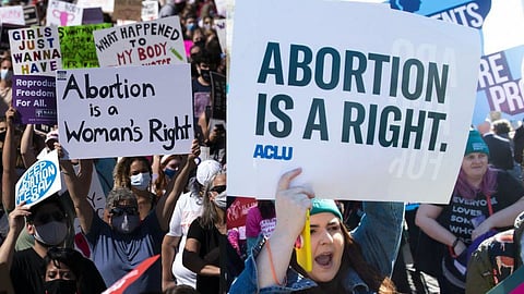 women protest on us supreme court ends constitutional right to abortion 
